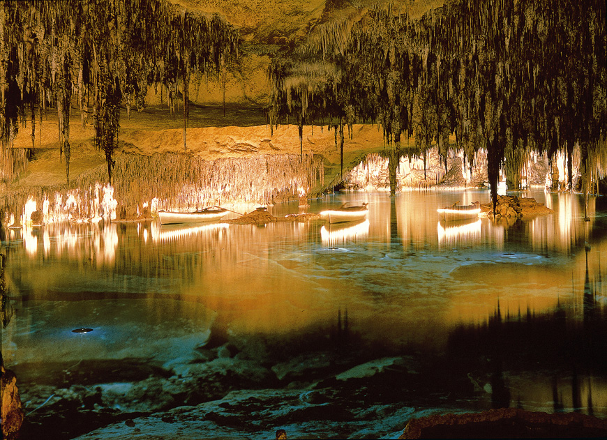 By Cuevas del Drach - Cuevas del Drach, Public Domain, https://commons.wikimedia.org/w/index.php?curid=10318666