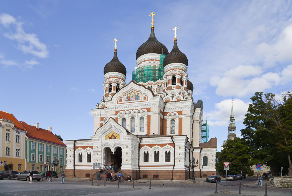 Alexander Nevski Cathedral by photo taken by Georg Mittenecker, perspektivisch entzerrt von User:Ikiwaner (Own work) [CC BY-SA 2.5], via Wikimedia Commons