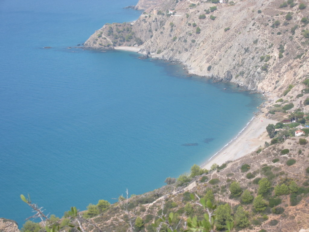 By Por los caminos de Málaga - 0032. Playa del Cañuelo desde Cerro Caleta, CC BY 2.0, https://commons.wikimedia.org/w/index.php?curid=32120421