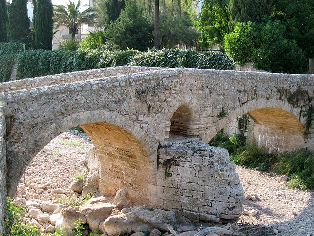 Roman Bridge (Pont Romà) in Pollença, Majorca, Spain by Olaf Tausch - Own work, " href="http://creativecommons.org/licenses/by-sa/3.0/">CC BY-SA 3.0, https://commons.wikimedia.org/w/index.php?curid=3506615