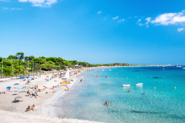 Bräunen Sie Ihren Körper auf Ibizas großen, schönen Stränden
