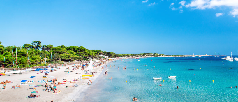 Bräunen Sie Ihren Körper auf Ibizas großen, schönen Stränden