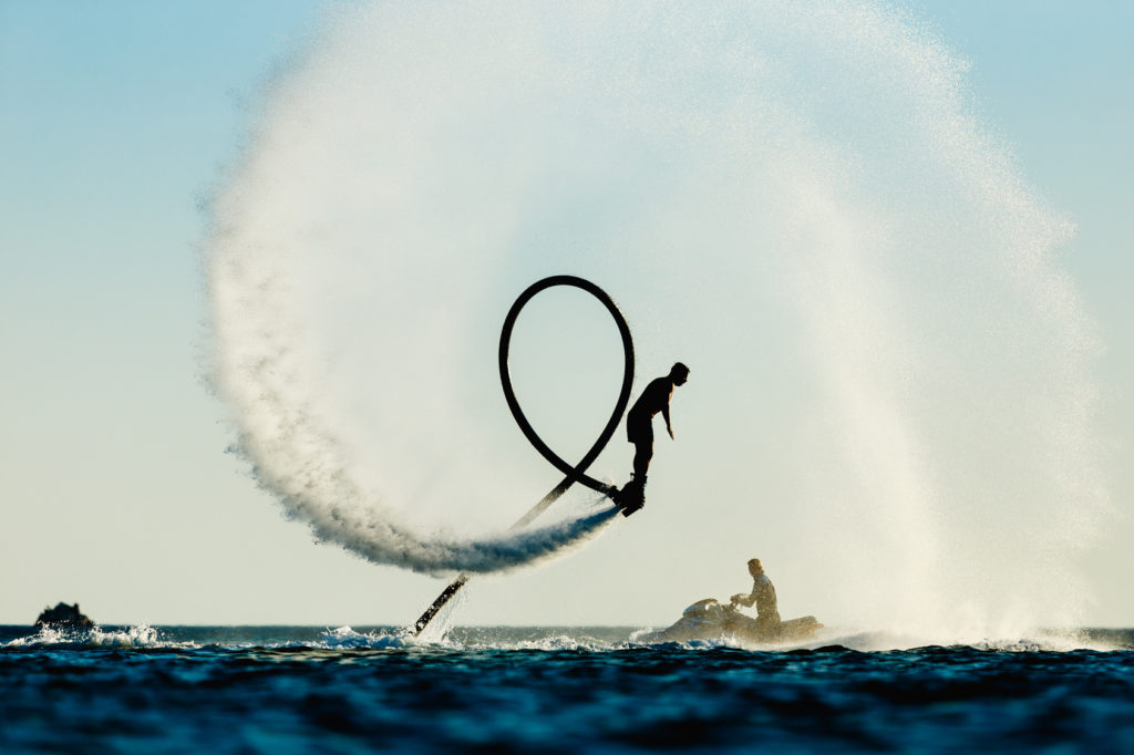 Flyboarding ist bemerkenswert einfach, wenn Sie den Dreh raus bekommen haben: Sie fliegen, wie Supermann, nach nur ca. 10 Minuten Praxis.