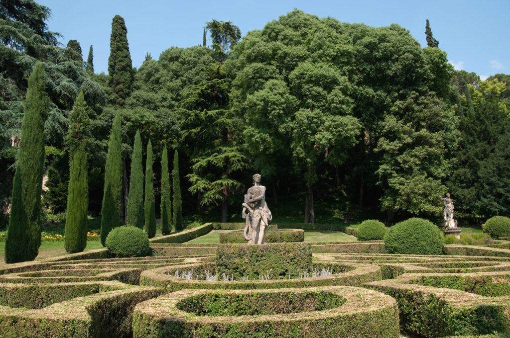Die lokale Tradition hält fest daran, dass Liebhaber, die in der Lage sind, einander im Garten Labyrinth des Giardino Giusti zu finden, dazu bestimmt sind, für immer zusammen zu sein ...