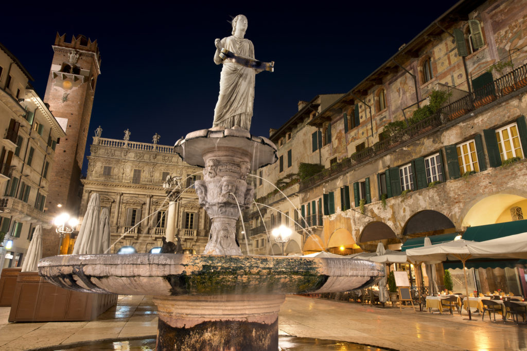 Die Piazza dell Erbe ( 'Marktplatz') war ursprünglich Veronas Forum, während der Zeit des Römischen Reiches.