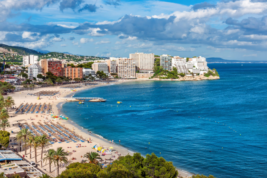 Nehmen Sie ein Bad auf einem von Magalufs erstklassigen Stränden.