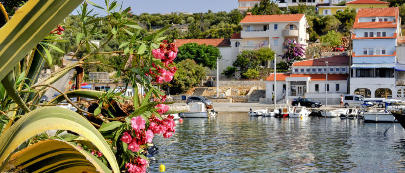 Kroatien, ett populärt resmål för sitt kristallklart vatten och vacker natur.