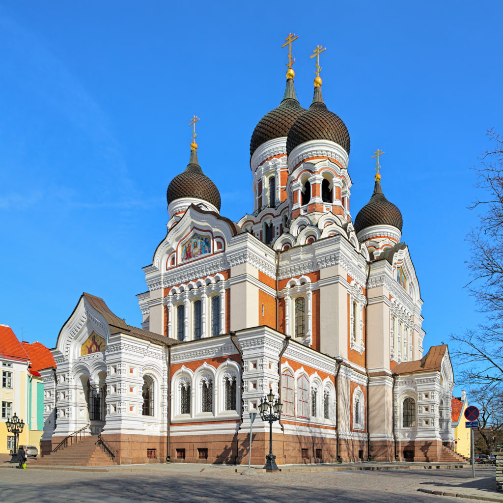 Alexander Nevski Cathedral by photo taken by Georg Mittenecker, perspektivisch entzerrt von User:Ikiwaner (Own work) [CC BY-SA 2.5], via Wikimedia Commons