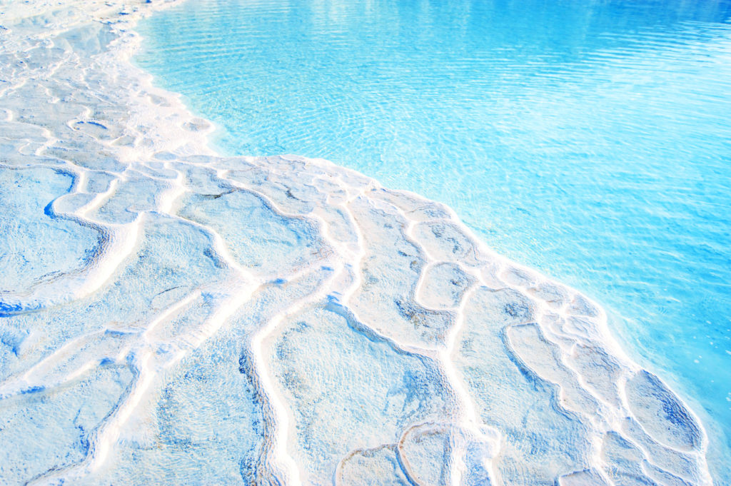 Das schöne blaue Wasser von Pamukkale, Türkei.