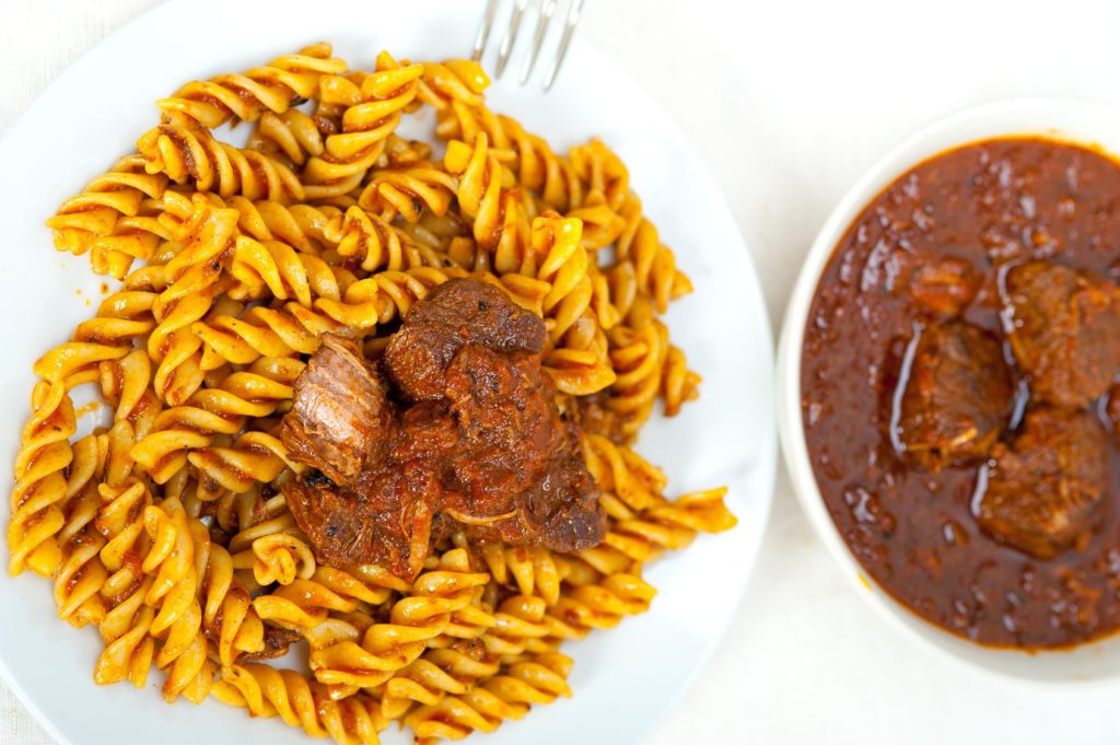 Pasta fusilli con salsa de ragú de carne al estilo napolitano