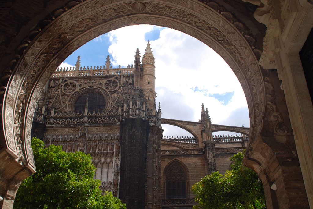 Eine Staffelung gotischer Gebäude- die Kathedrale von Sevilla, ist die größte Kathedrale der Welt.