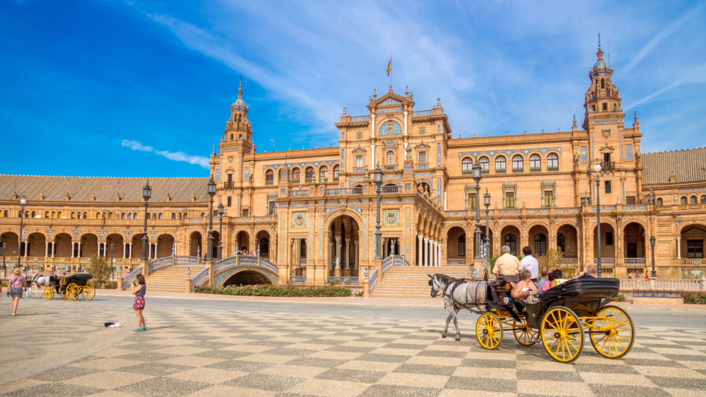 Auf der Plaza de España, sehen Sie bunte Mosaiken mit Abbildern von Spaniens wichtigsten Städten.