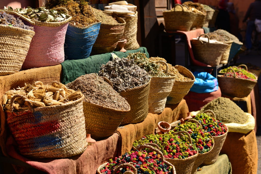 Ein Marktstand in der Nähe von El Badi mit Kräutern, Gewürzen und Körner in Marrakesch, Marokko.