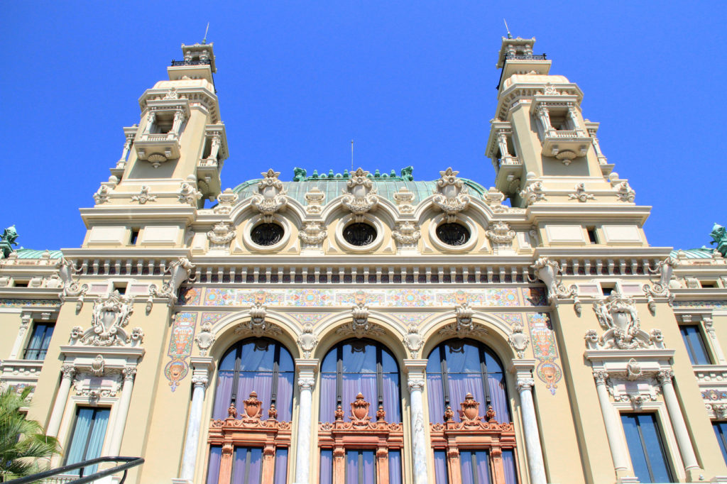 Direkt an das Casino angrenzend befindet sich die majestätische Opera de Monte Carlo.