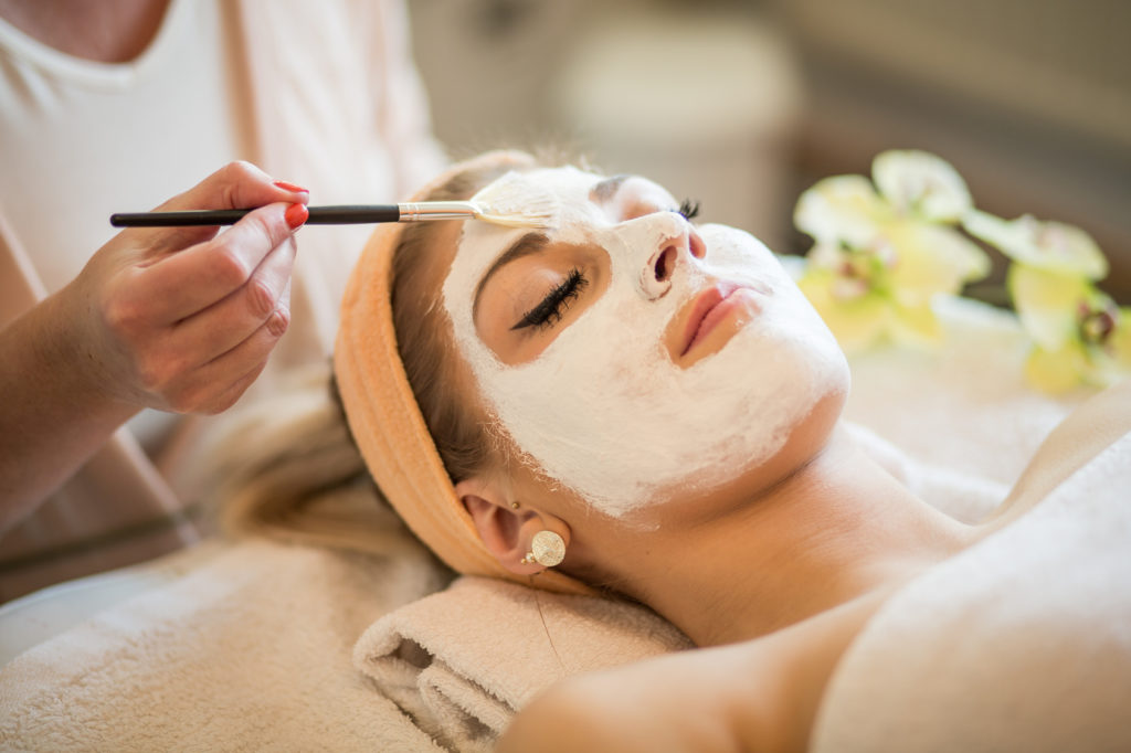 Frau mit Gesichtsmaske