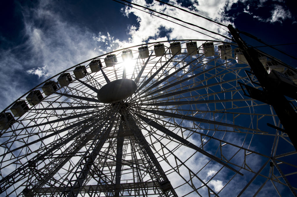 Silhouette della ruota panoramica alla festa di Siviglia