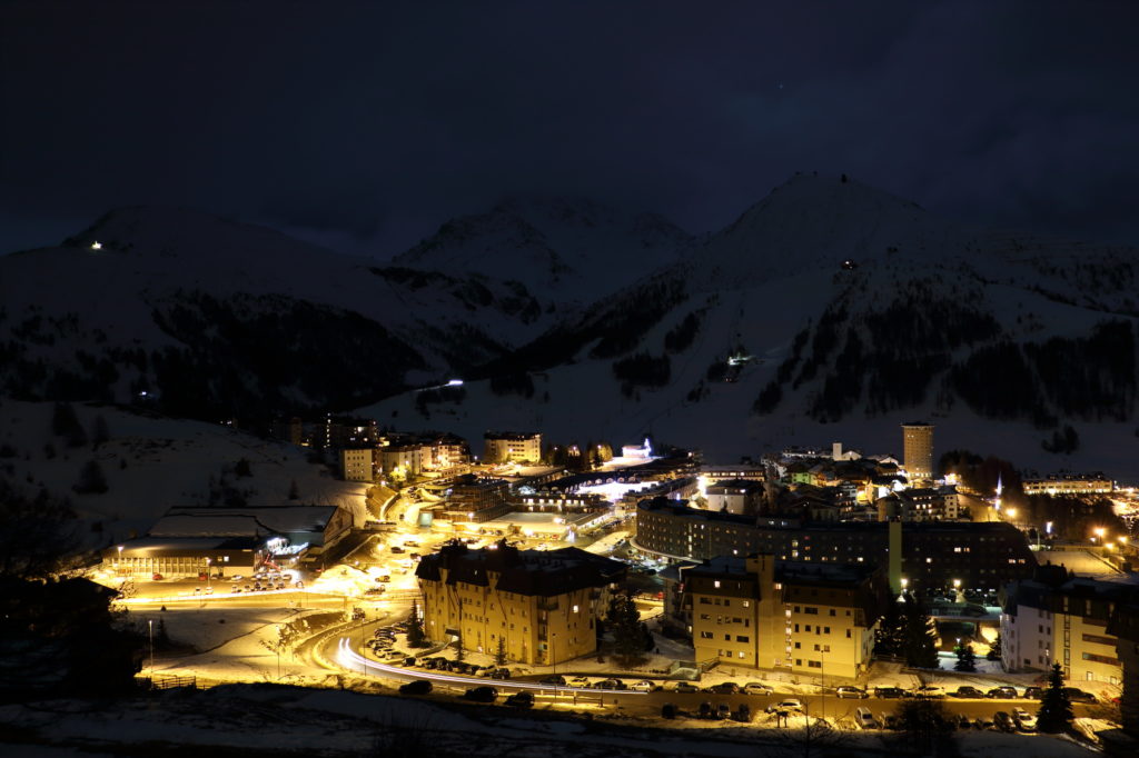 Sestriere Italia Alpi panorama notturno