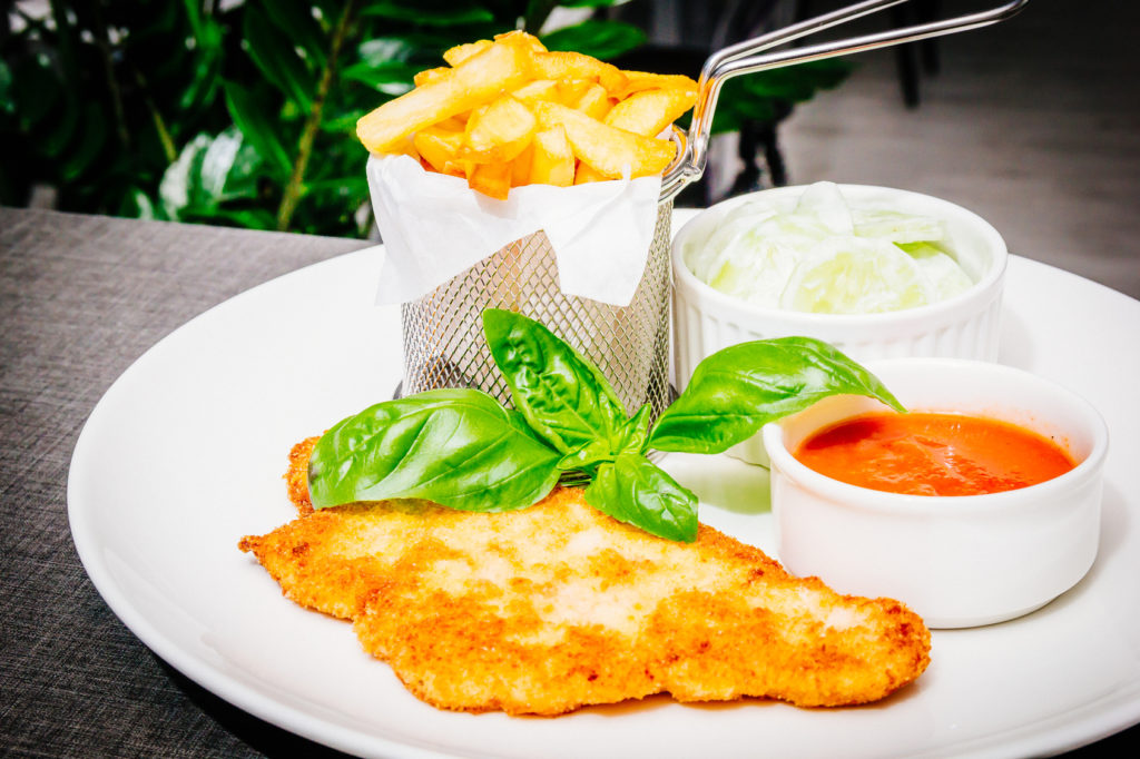 kotlet schabowy z frytkami