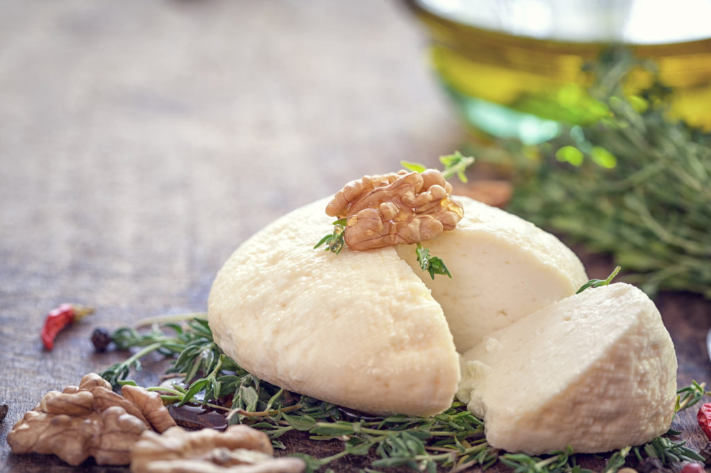 Goat cheese with thyme and nuts