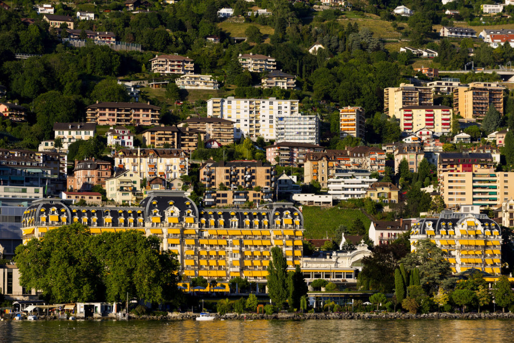 Montreux mit Festival-Halle am Genfer See, Schweiz