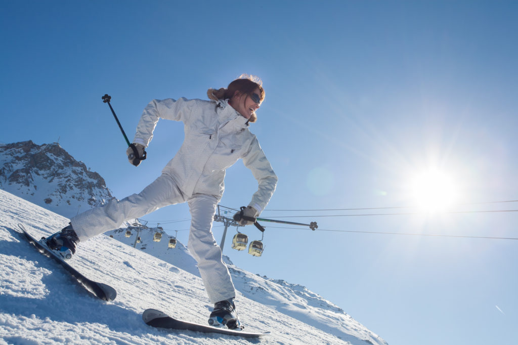 femme souriant dbutante sur des pistes de ski