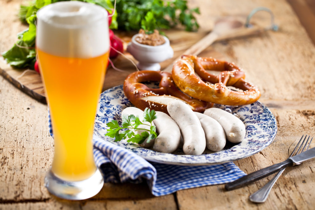 Oktoberfest weiwurste mit breze und bier