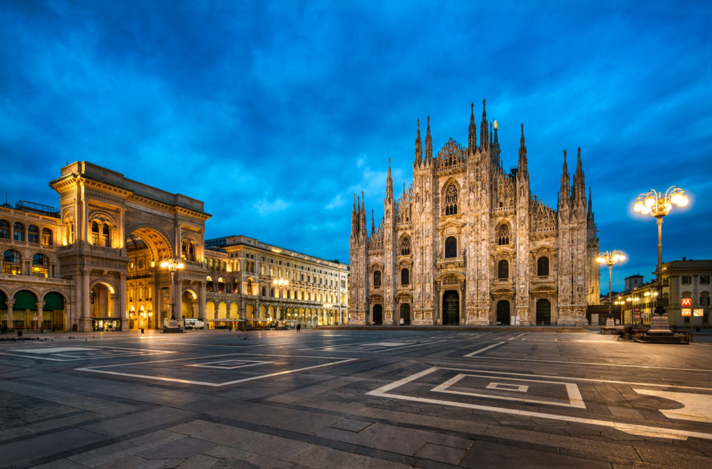 Domplatz in Mailand Italien mit Dom und Triumphbogen
