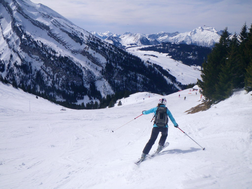 skieuse en descente