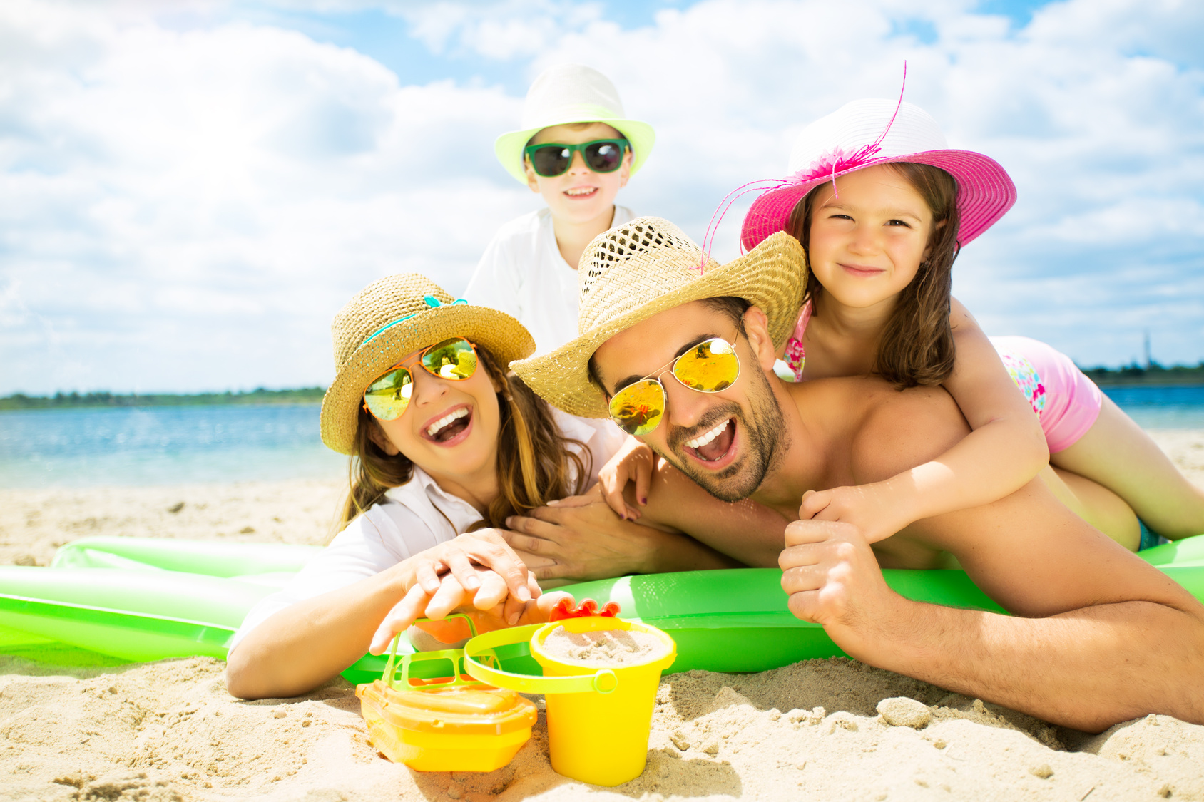 L am on holiday. Лето пляж. Веселые люди на пляже. Семья на пляже. Лето отпуск море семья.