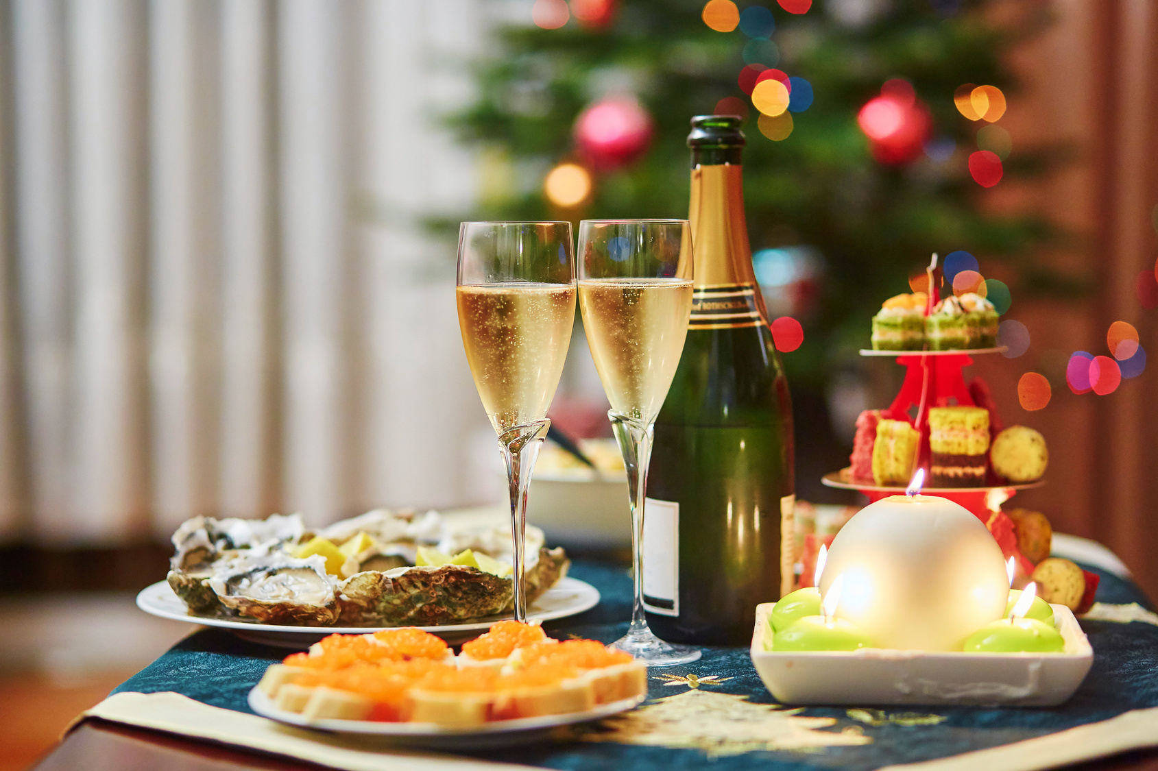 Что на новогодний стол 2024. Новогоднее меню. Новогодний стол с шампаном и едой. Праздничный стол с шампанским угощение. Новогодний стол шампанское и закуска.