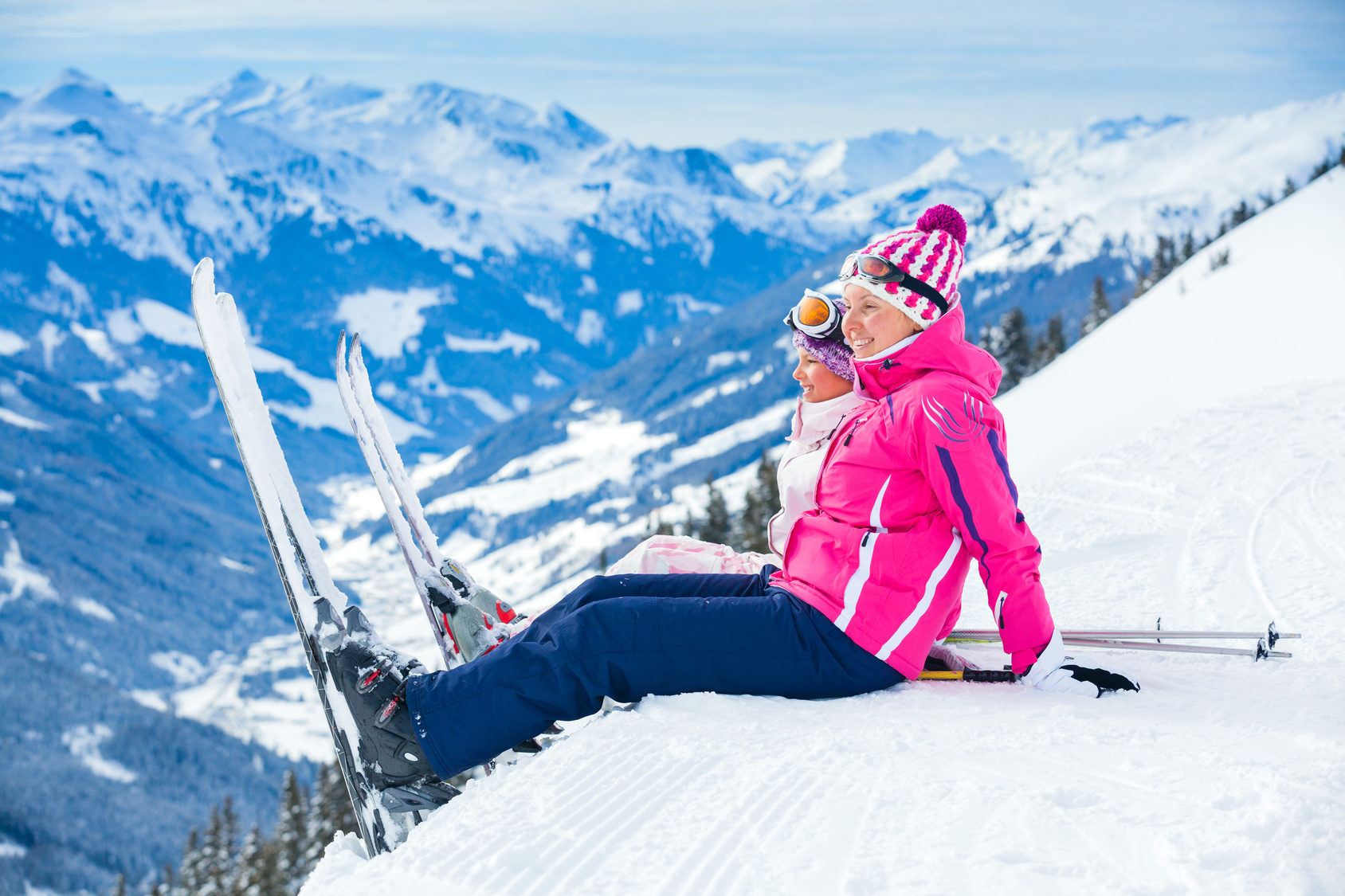 В чем ходят на горнолыжных курортах. Девушка на лыжах. Девушка на горных лыжах. Катание на горных лыжах. Девушка на горнолыжном курорте.