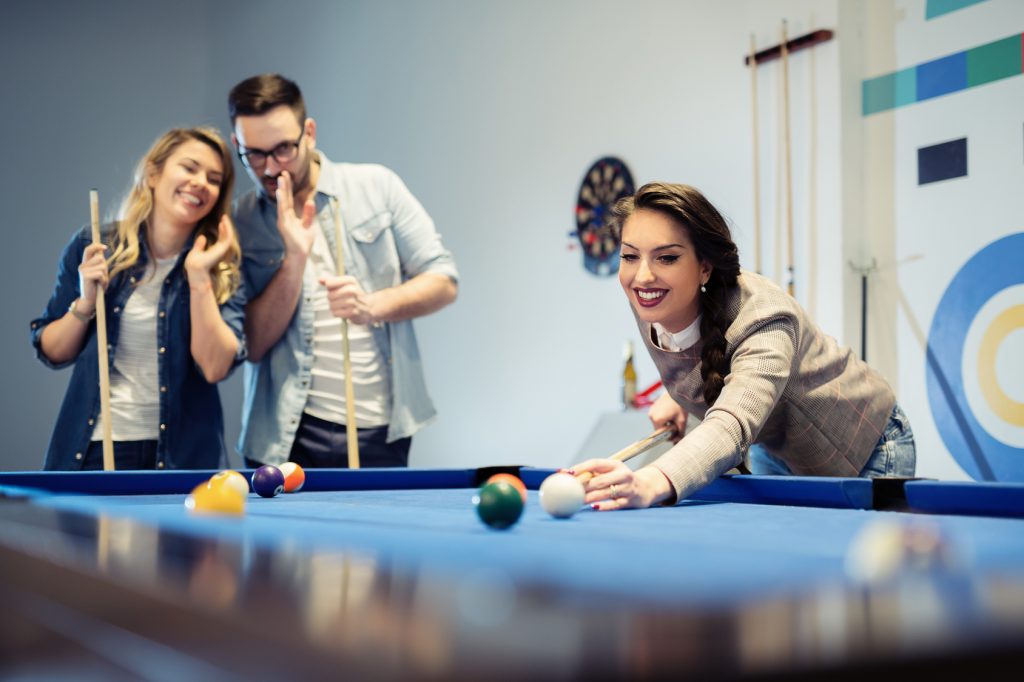 Table football in the office. Team playing. дети играют в подвижные игры. баскетбол. дети играют в мяч.