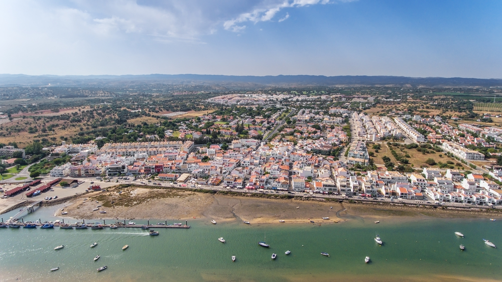 Cabanas de Tavira Lugn och ro vid lagunen, Portugal.