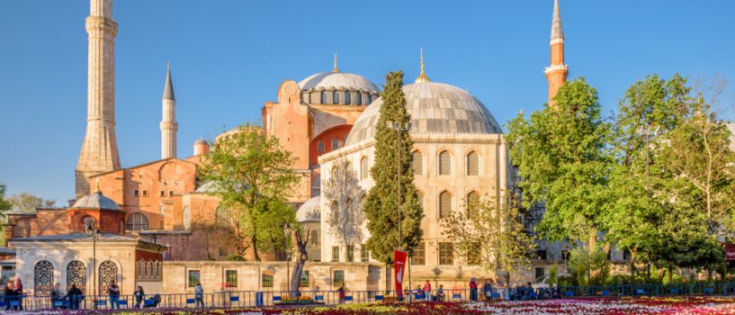 Visita Sultanahmet, la parte histórica de Estambul, y participa de sus costumbres locales