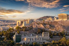 Reaviva tu romance paseando por las icónicas calles de Atenas