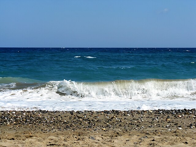 Rethymno_beach_-_panoramio