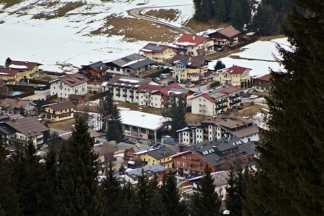 Flachau ze svahu 6.jpg