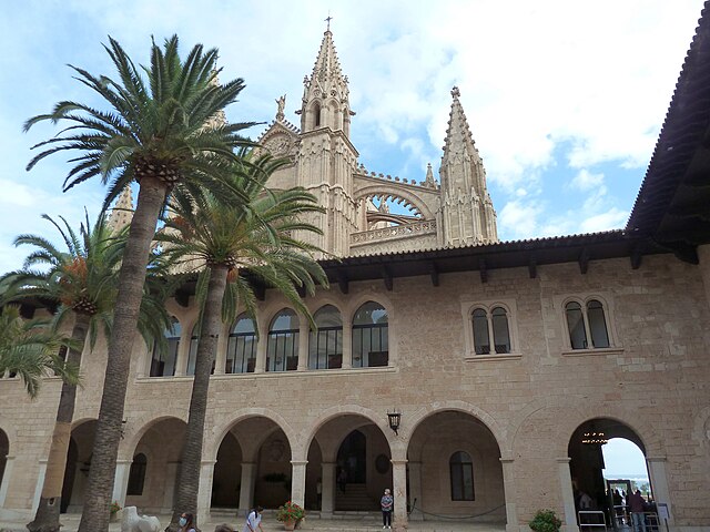 Courtyards of the Royal Palace of La Almudaina 01.jpg