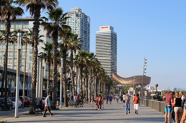 Barcelona - Vila Olímpica del Poblenou. Passeig Marítim de la Barceloneta (2).jpg