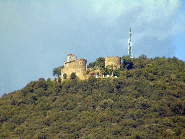 Castell de Montagut i Ermita del Cós des del poble de Montagut.jpg