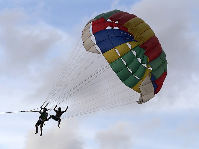 Parasailing (35449647780).jpg