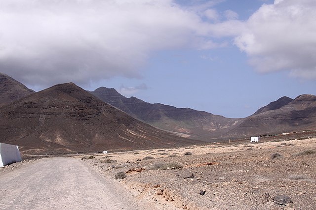 Jandia on the trail to the Faro 2 (3300273488).jpg