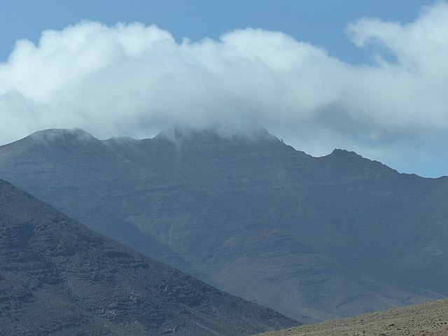 Nubes en la cima, Jandía, Fuerteventura, España, 2015.JPG