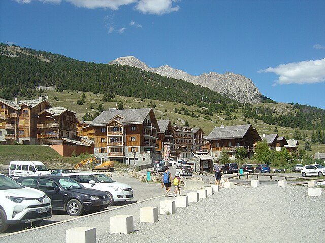 Montgenèvre 05- chalets et Chaberton OUPCC.jpg